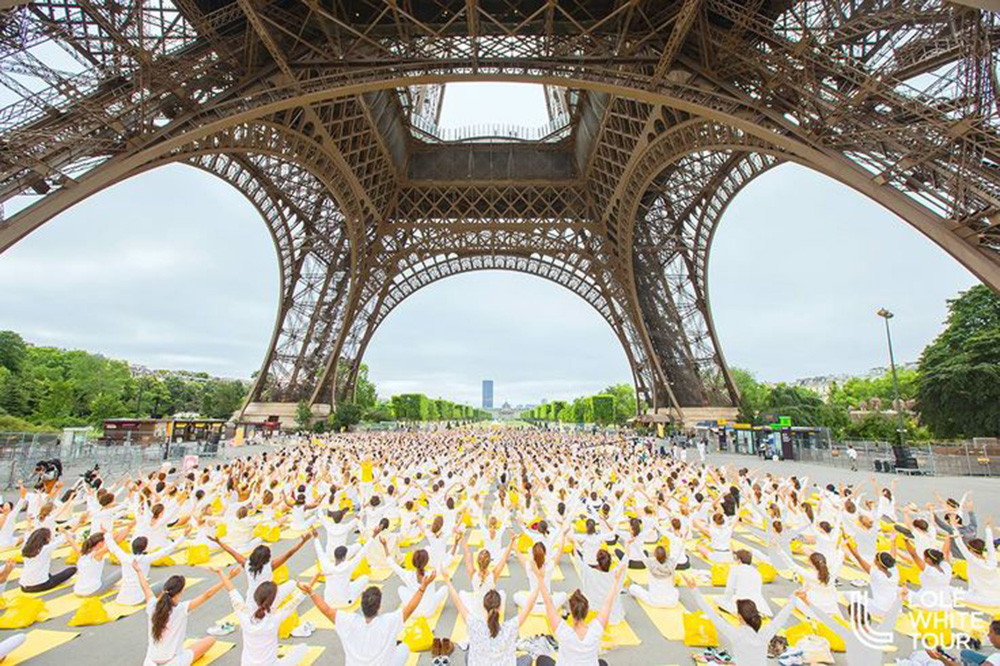 Community-Uniting Yoga Events : Lole White Tour 2017